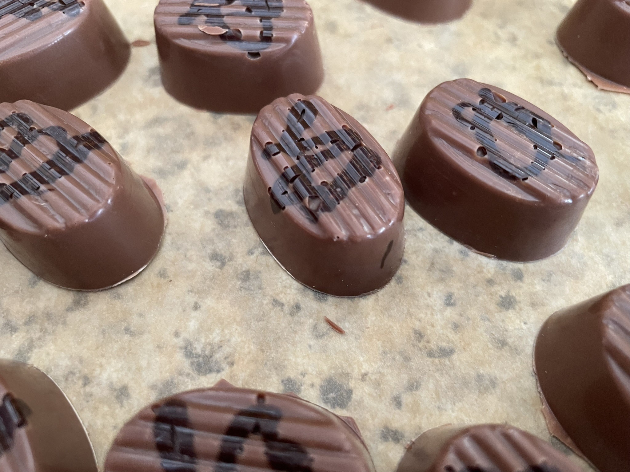 Ovalpralinen mit Bierkaramell