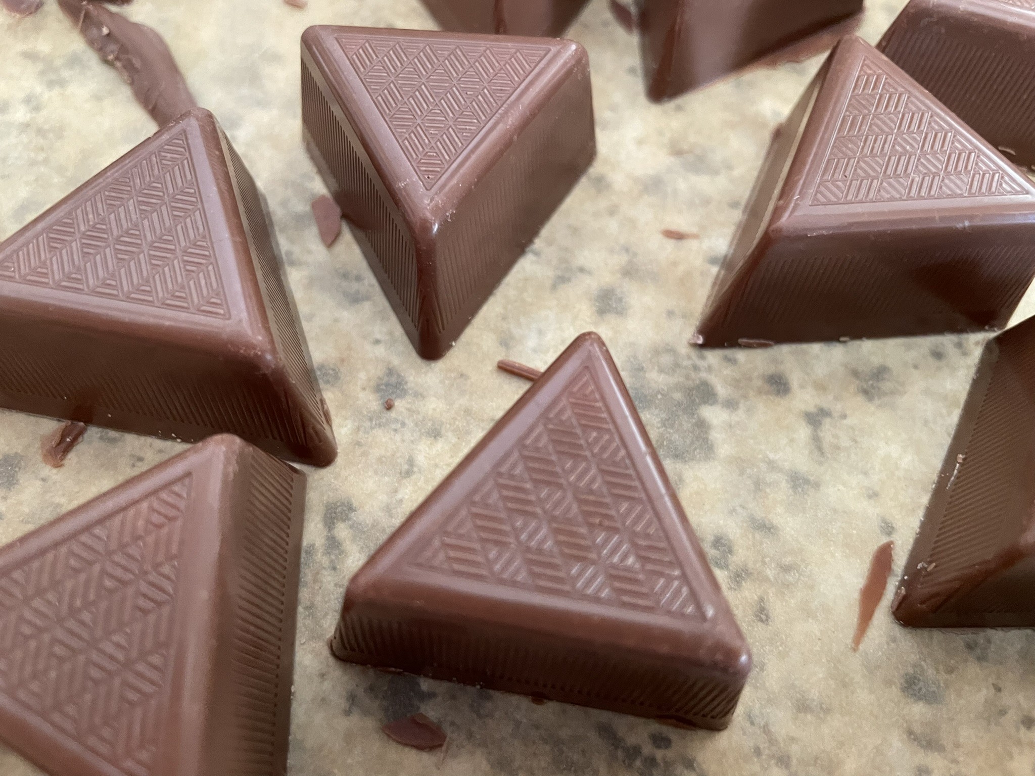 Dreieckpralinen mit Yoghurt und Erdbeermarmelade