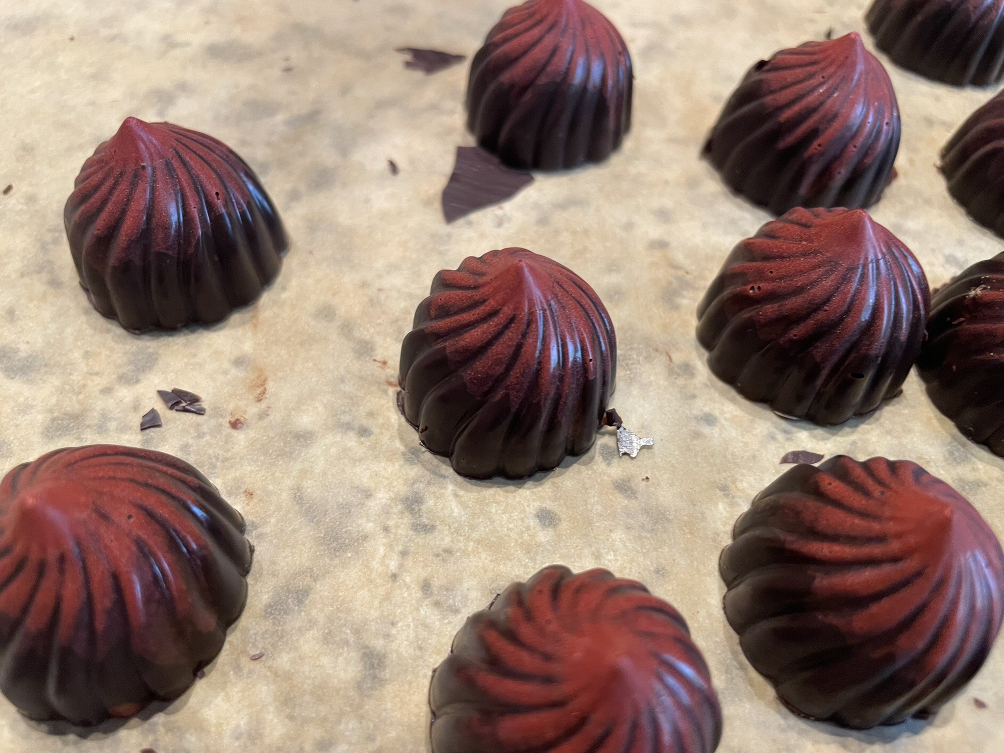 Spitze-Pralinen mit Kirschmarmelade und Amareto