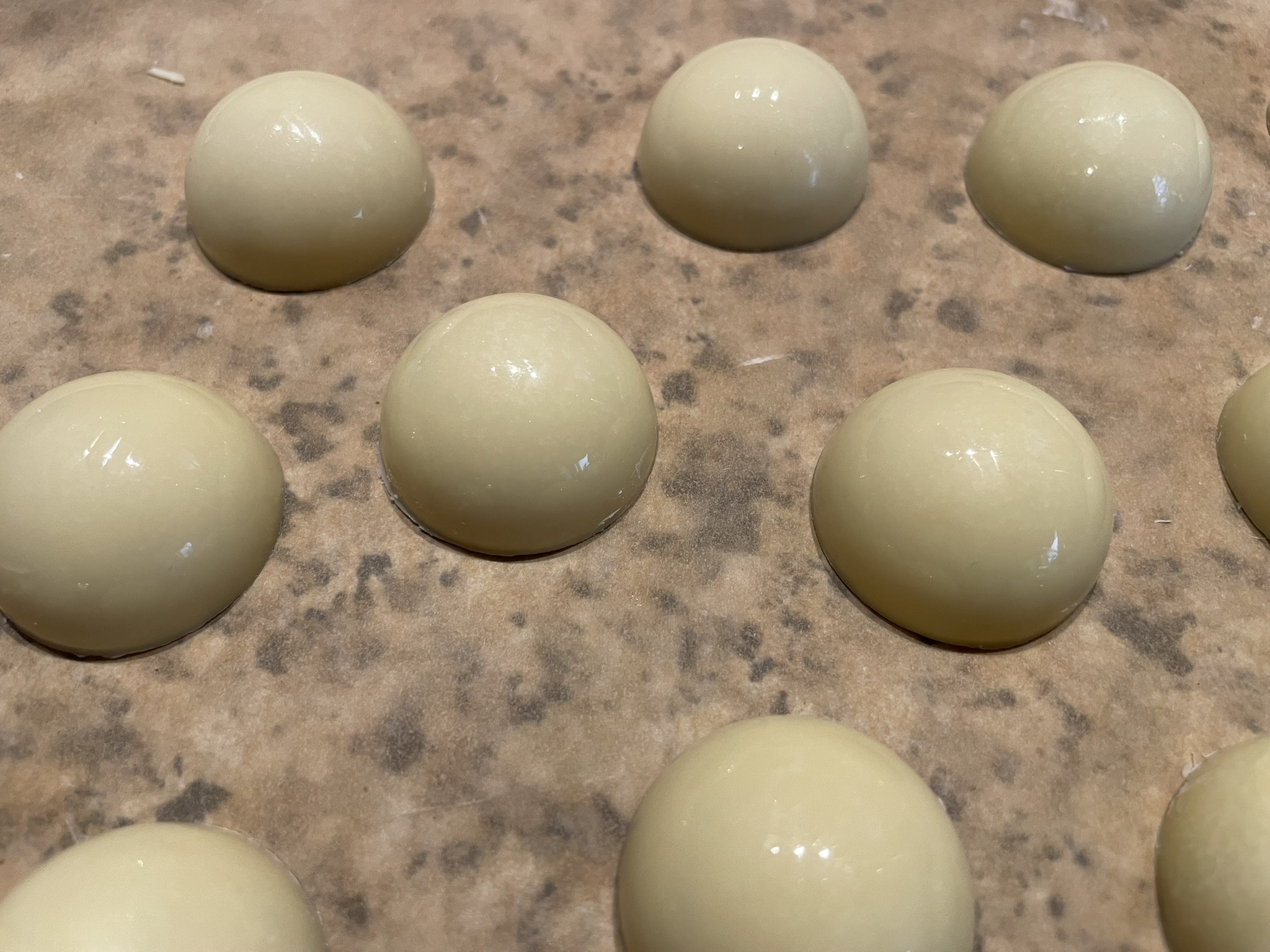 Halbkugelpralinen - Weiße Schokolade gefühlt mit Kokos und Mandeln