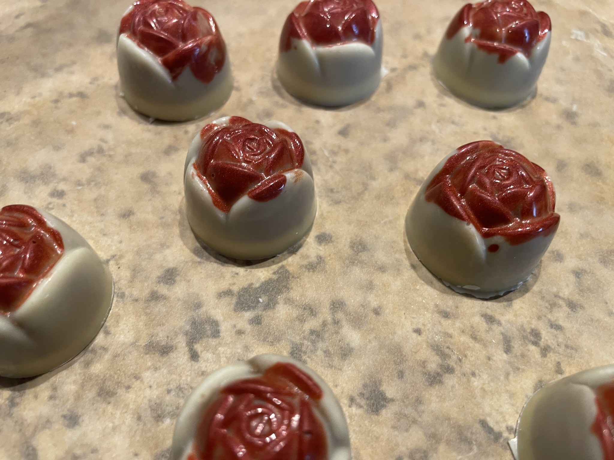 Rosenpralinen - Weiße Schokolade gefühlt mit Sanddornmark und weißer Kuvertüre
