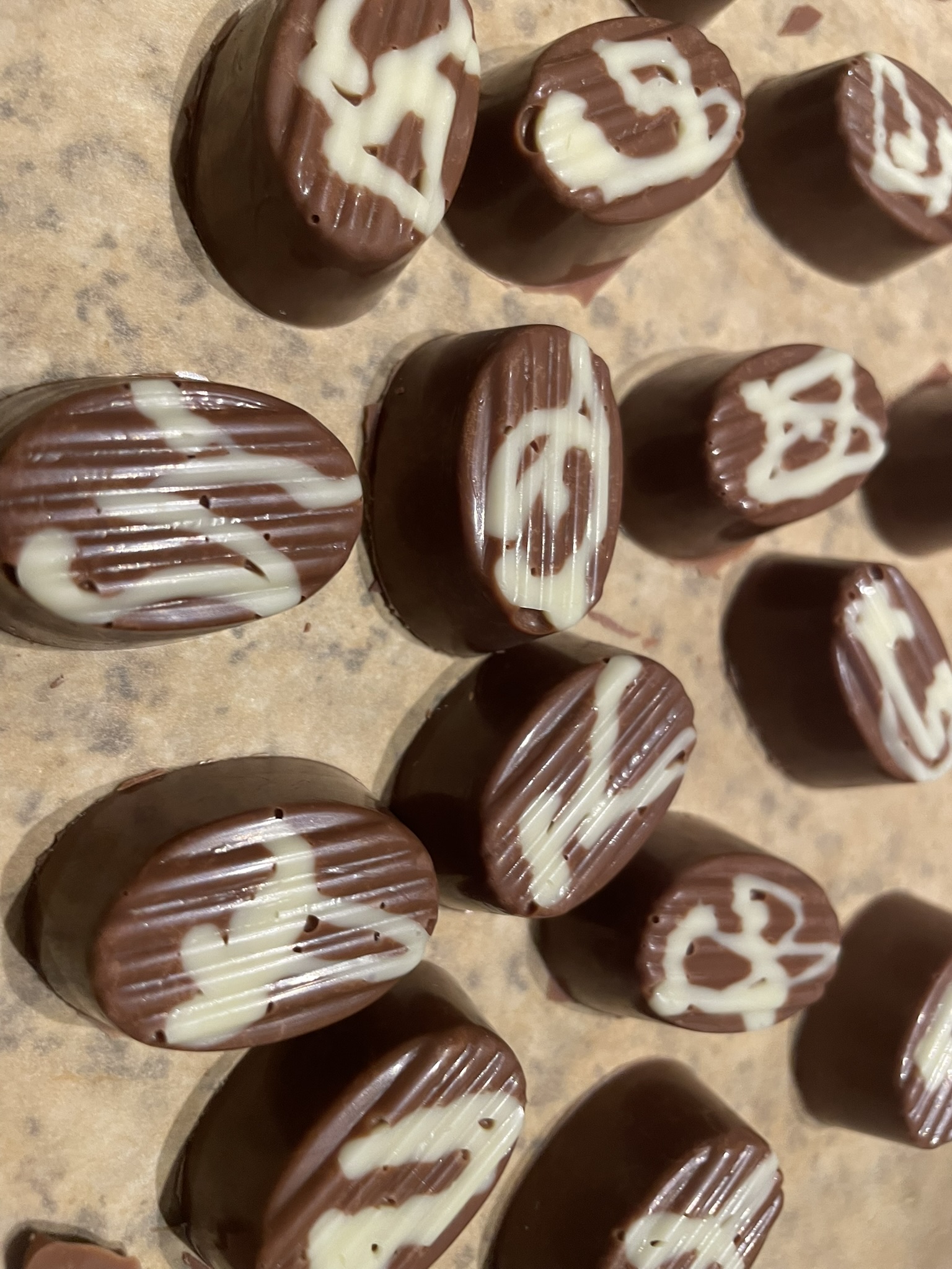 Ovalpralinen mit Bananenkaramell