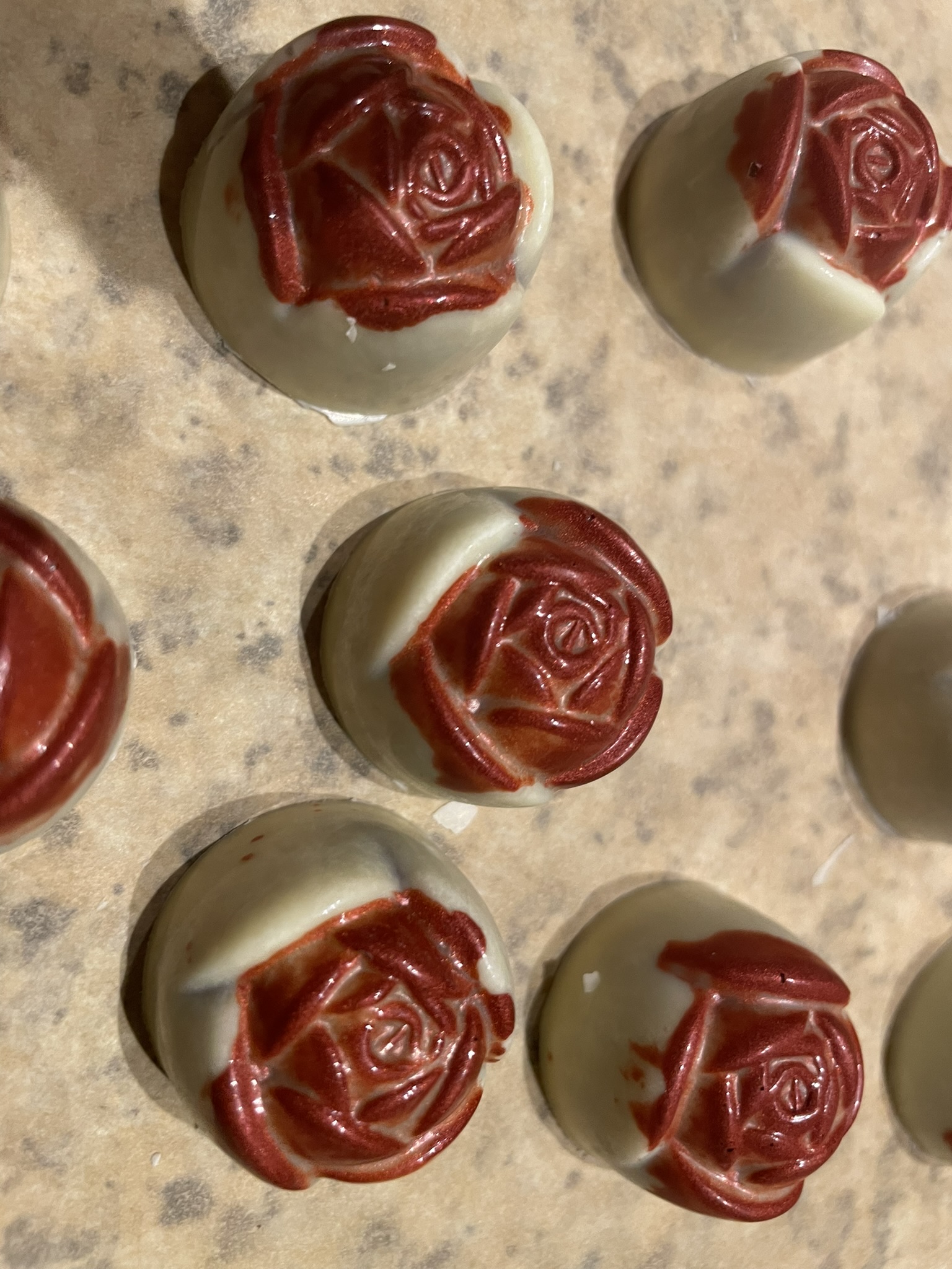 Rosa-Pralinen mit Heidelbeeren