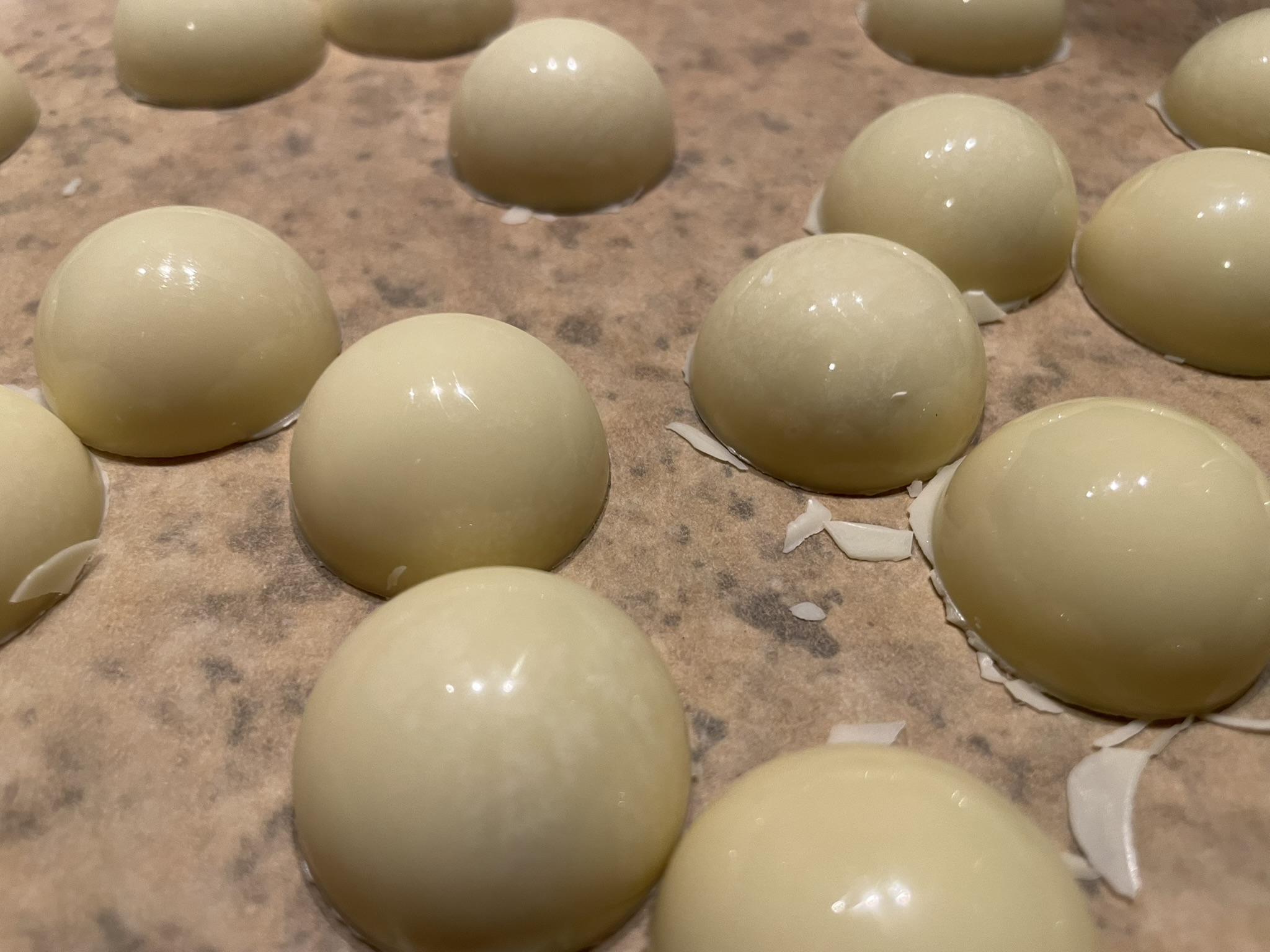 Halbkugelpralinen - Weiße Schokolade gefühlt mit Kokos und Mandeln