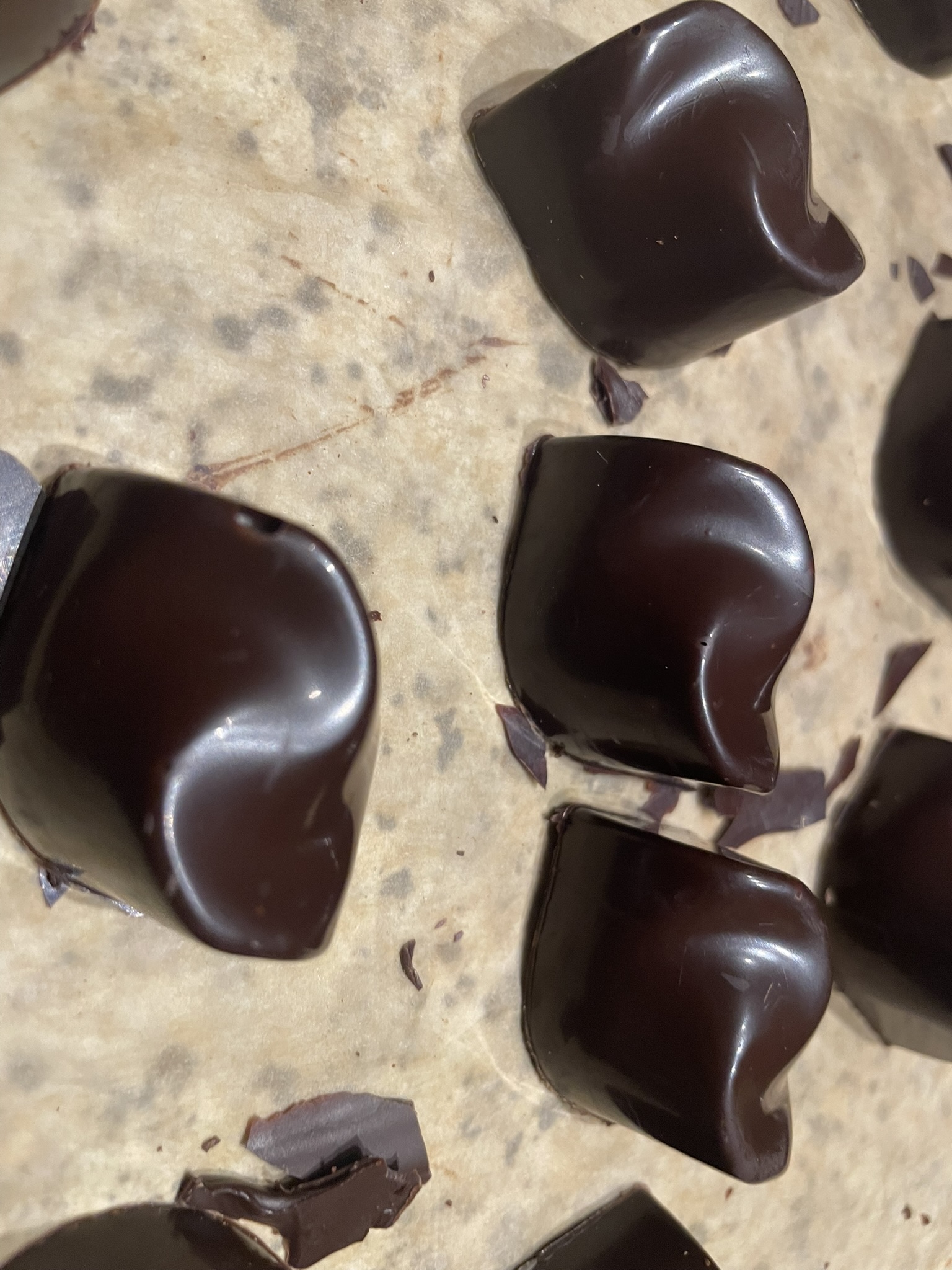 Wellenpralinen - Dunkle Schokolade gefühlt mit weißer Kuvertüre und Limoncello